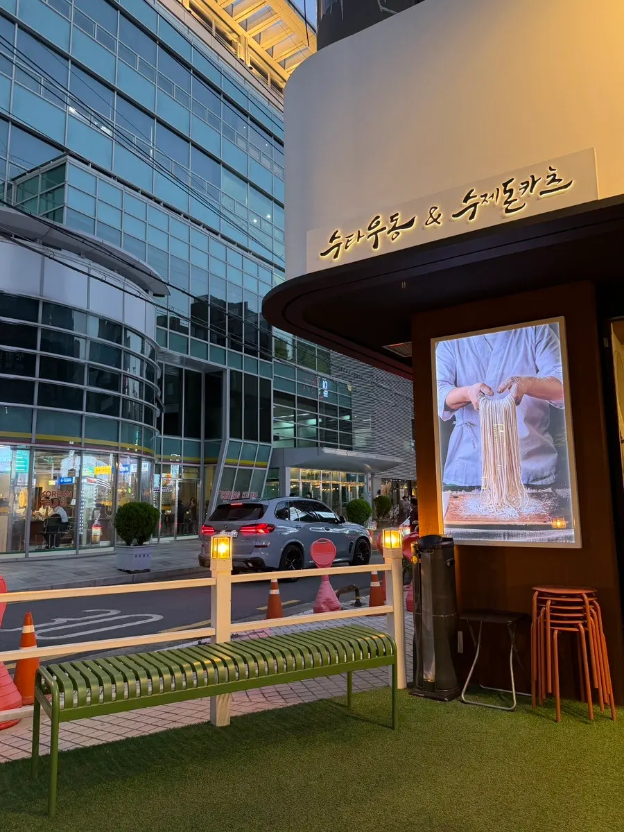 店の前に貼られたぶっかけうどんと盛り合わせカツの写真