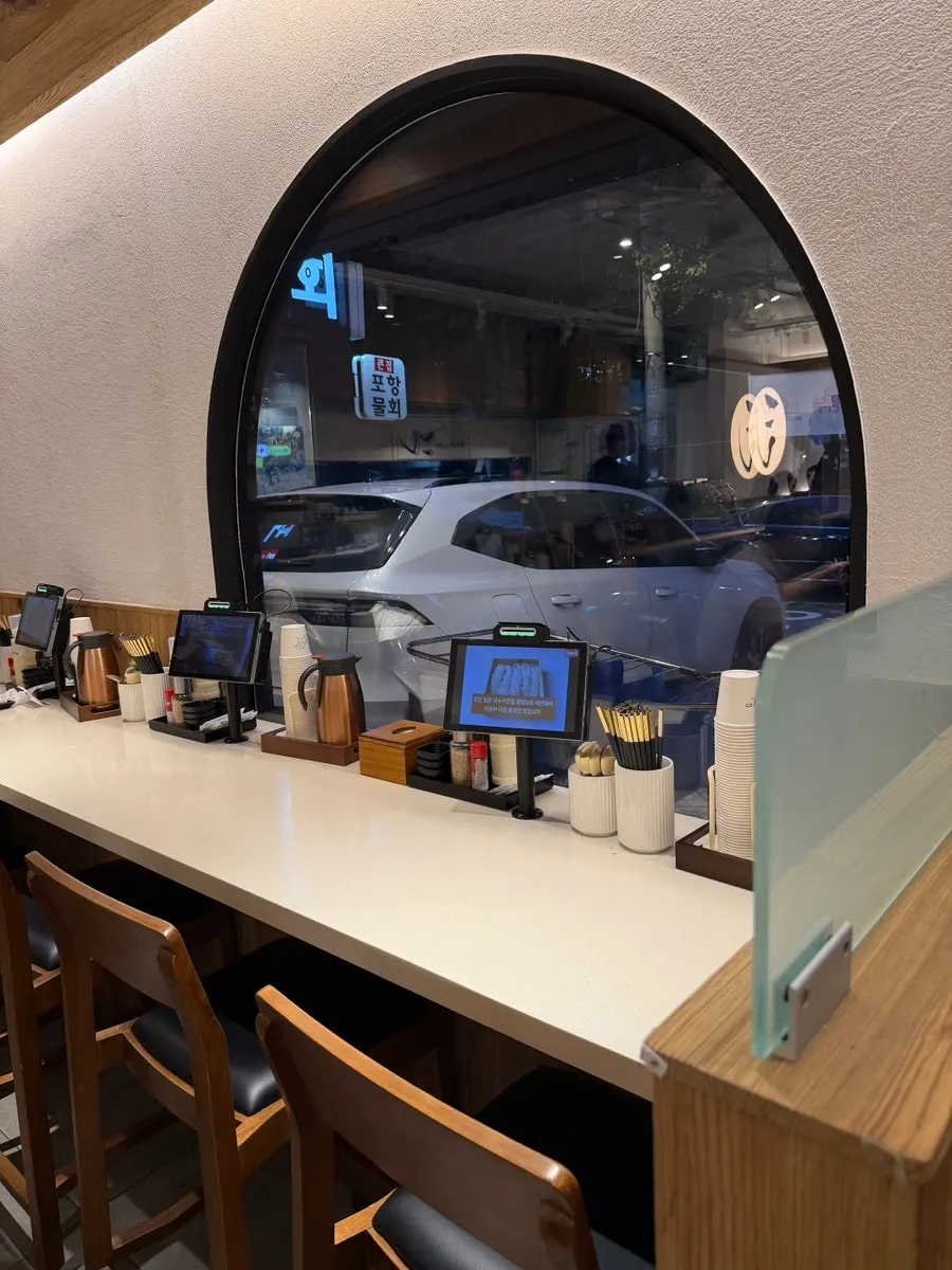 店の前に設置されたコシ教大店のメニュー表
