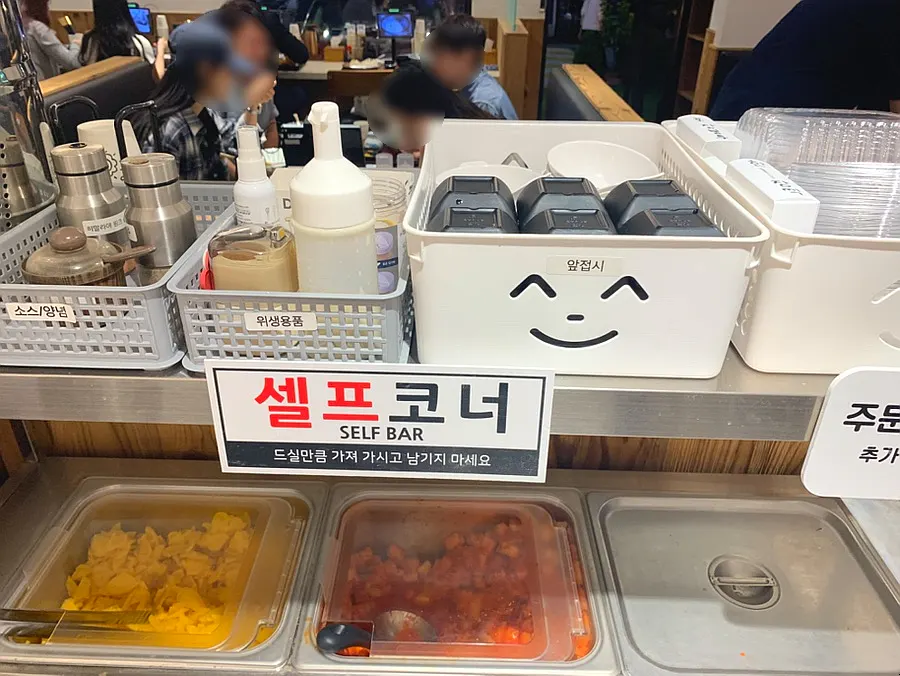 Self-serve bar with pickled radish and kkakdugi at Kosi Gyodae Branch