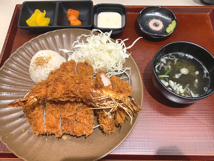 Full table spread of the mixed katsu set at Kosi Gyodae Branch