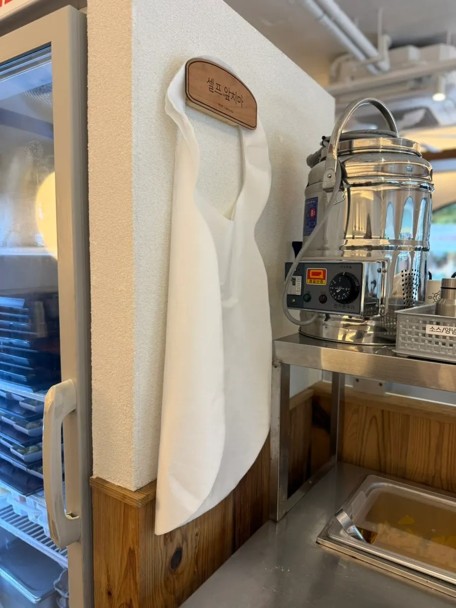 Window-side counter (dachi) seats