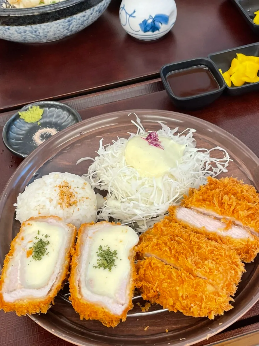 새우튀김과 단호박튀김, 유부초밥이 함께 나온 텐붓카케우동