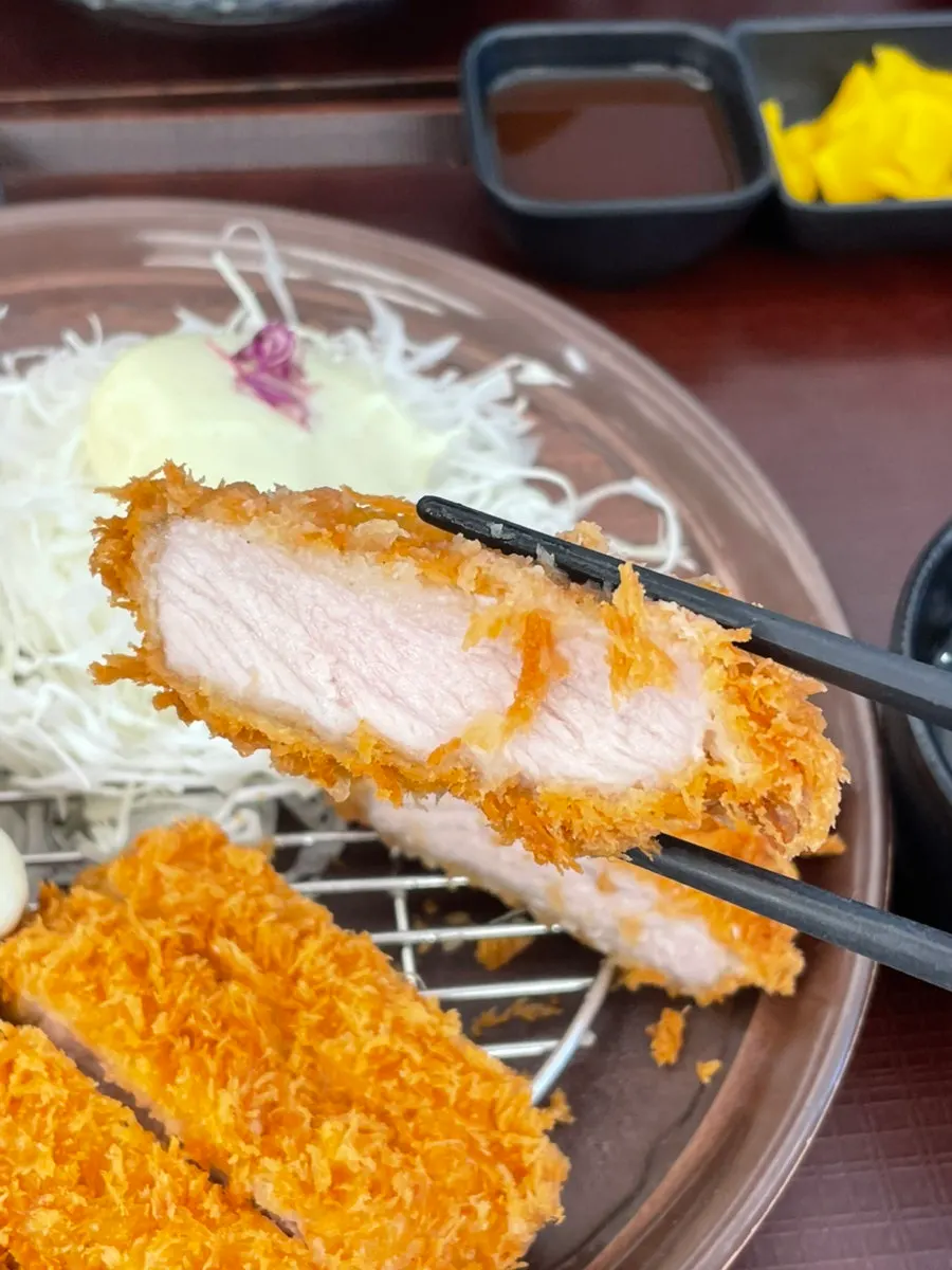 푸짐한 양의 반반돈카츠 접시