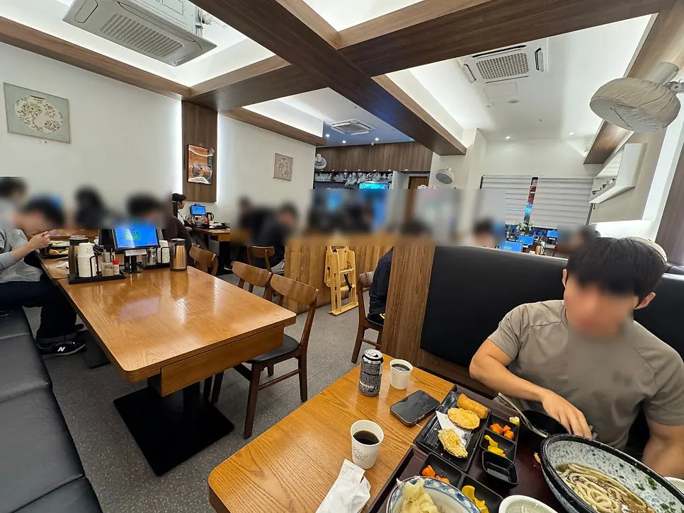 Dining tables at Kosi Isu Branch on a weekday early evening