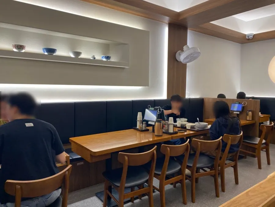 코시 이수점 내부 테이블 좌석