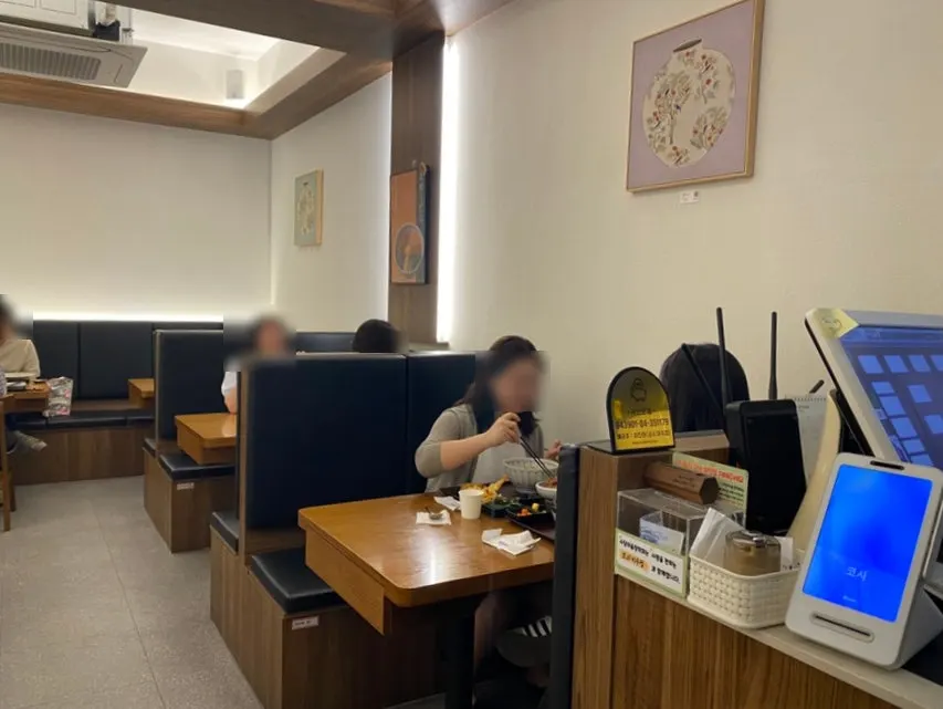 간격이 널찍한 코시 이수점 홀 내부