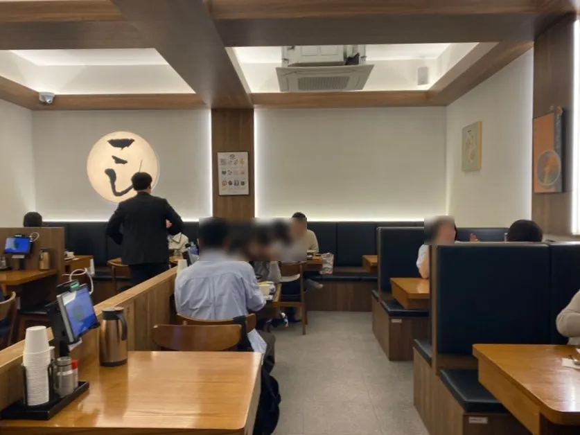 따뜻한 조명의 코시 이수점 매장 분위기