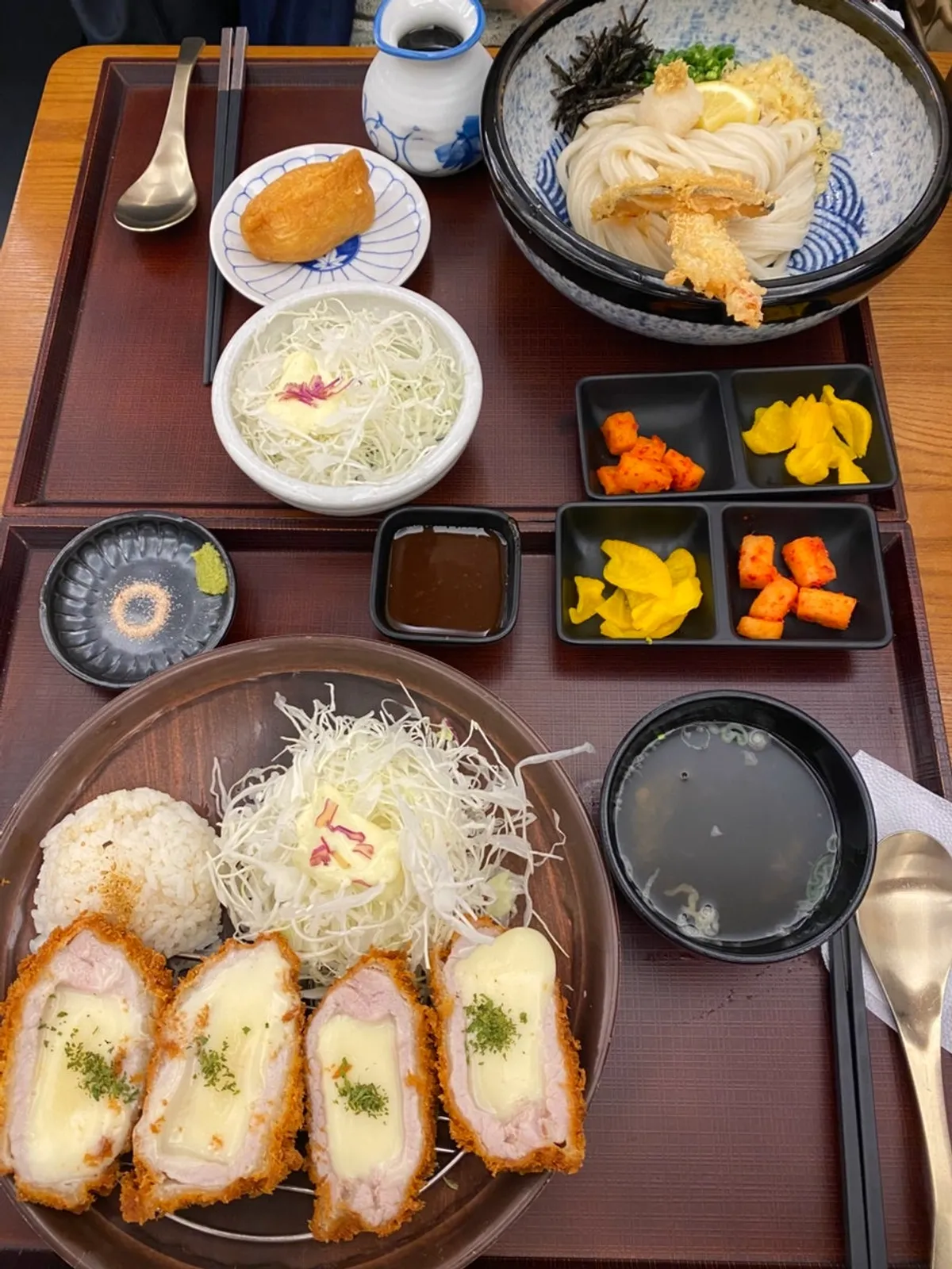 치즈카츠와 토리텐 붓가케우동 한상 차림
