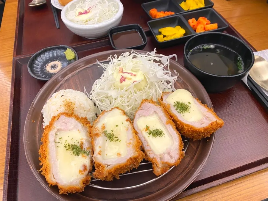 소스와 함께 차려진 치즈카츠