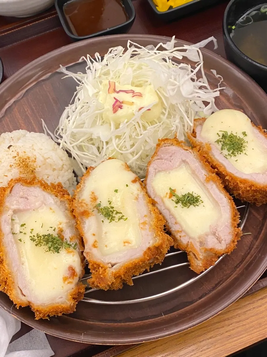 치즈가 듬뿍 든 치즈카츠 단면