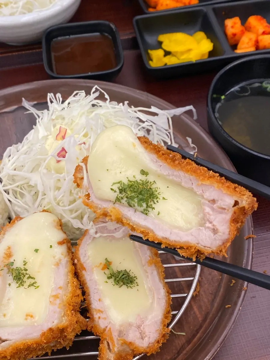 두툼한 치즈카츠 클로즈업
