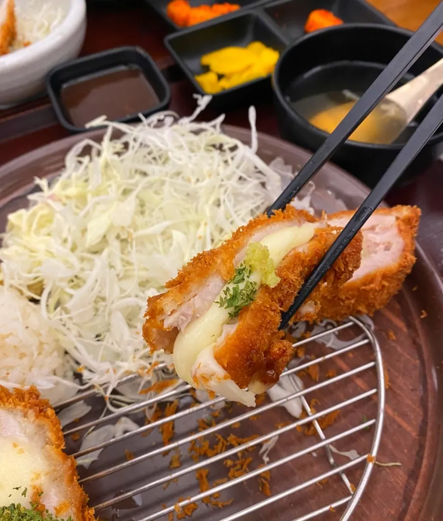 와사비를 올린 치즈카츠 한 조각
