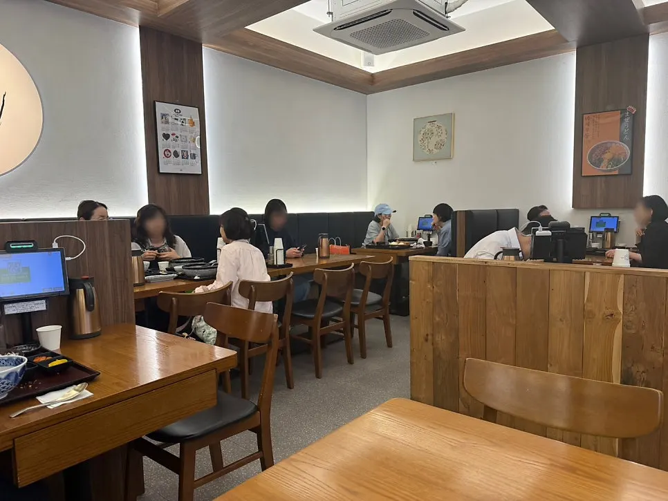 Busy dining hall at Kosi Isu Branch during weekday lunch