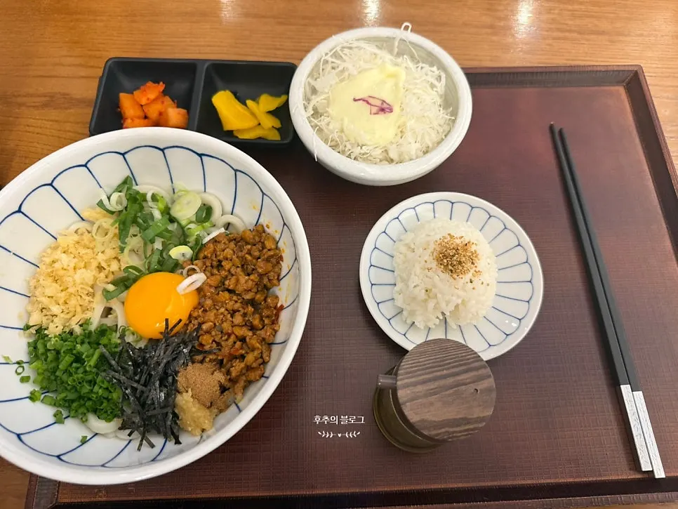 Mazesoba udon topped with ground meat and garnishes