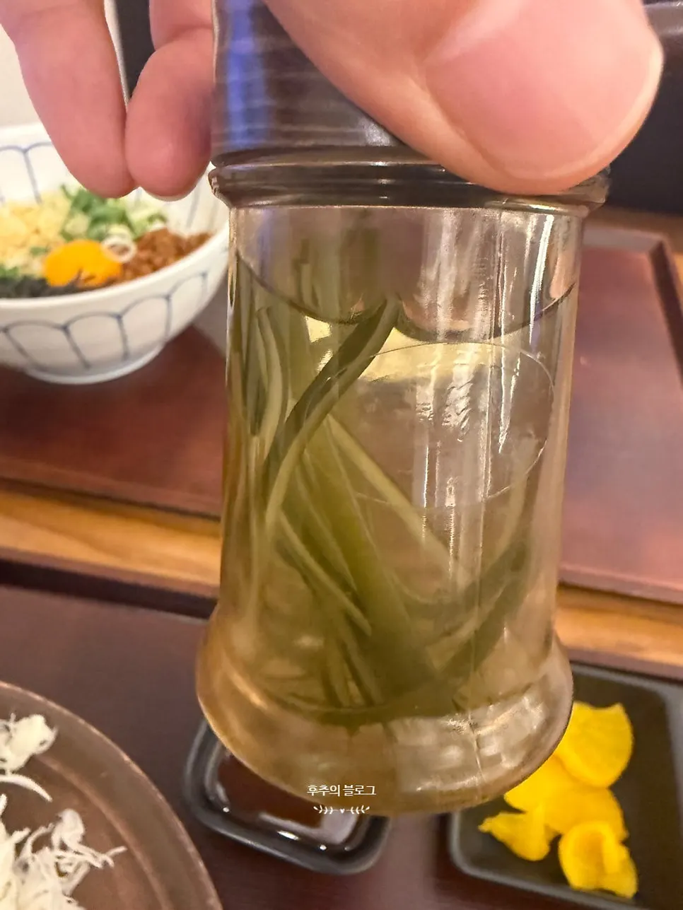 Kelp vinegar served alongside the mazesoba udon