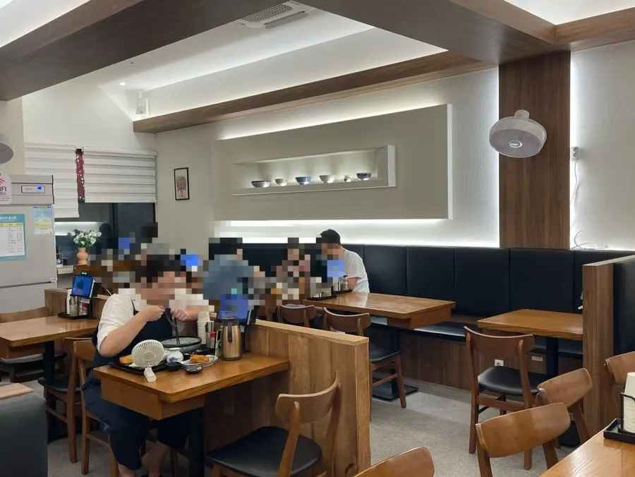 넓은 테이블이 놓인 코시 이수점 내부