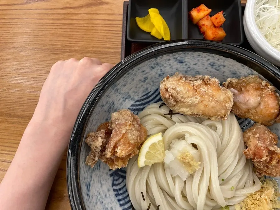 기본 반찬 단무지와 깍두기, 샐러드