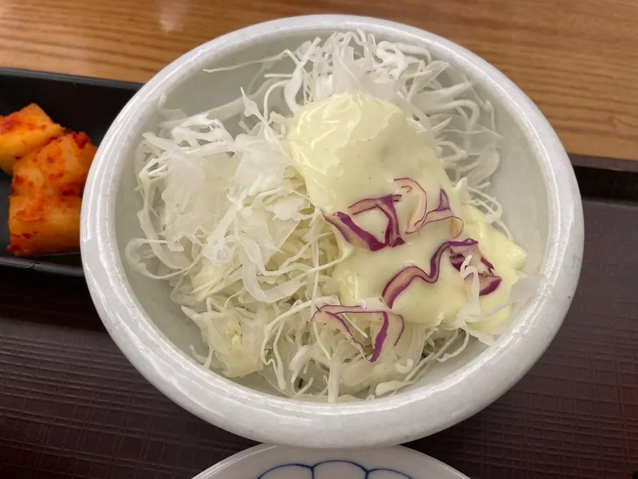 소스에 버무린 두꺼운 우동 면발