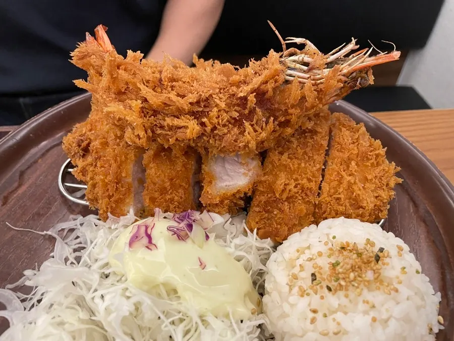 두툼하게 썰린 돈카츠