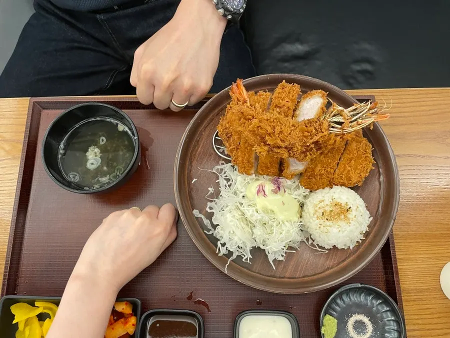 타르타르 소스에 찍은 새우튀김
