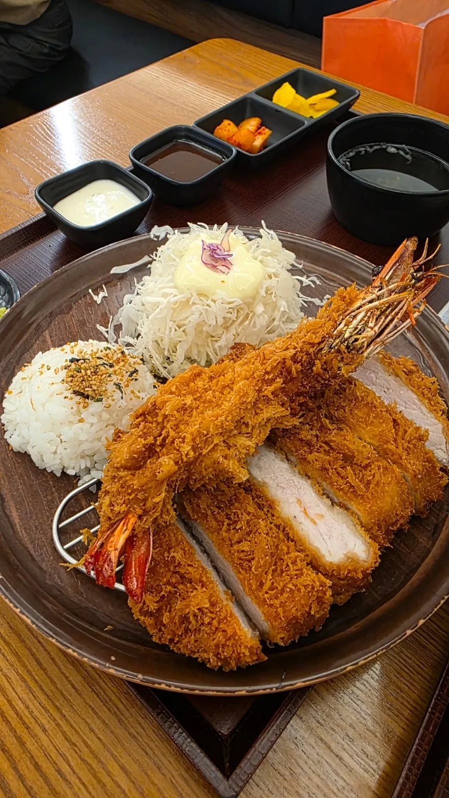 젓가락으로 들어 올린 쫄깃한 우동 면발