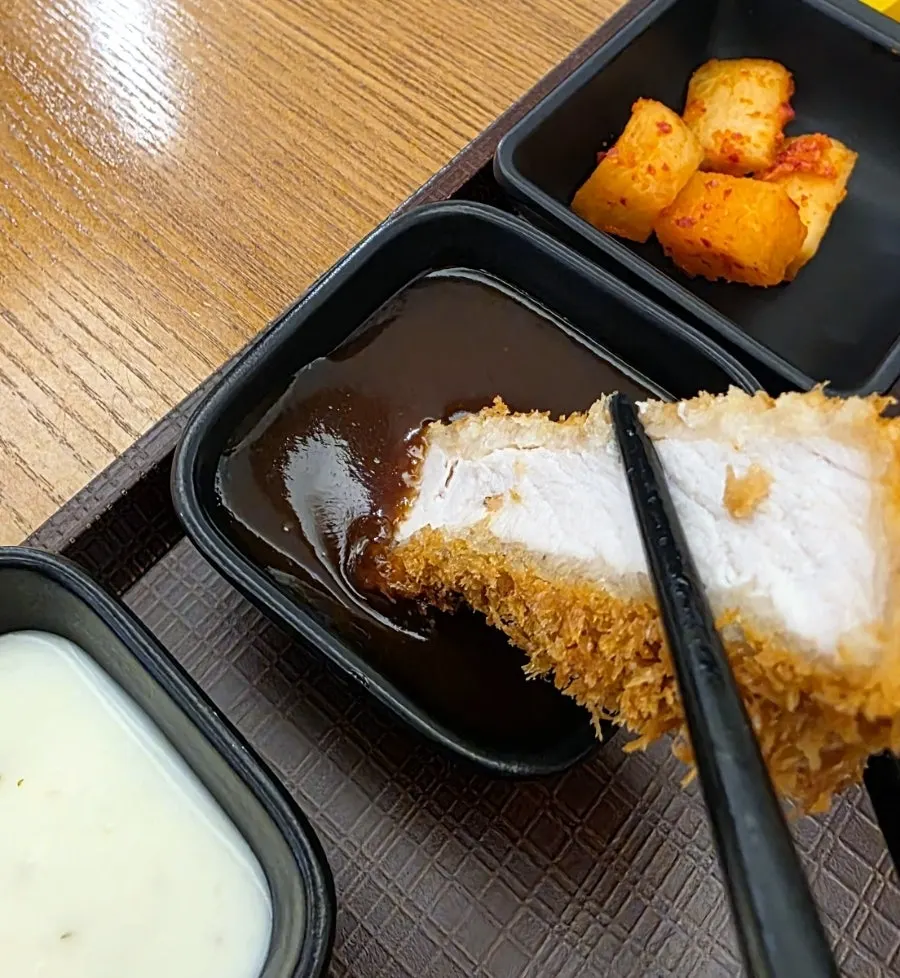 돈카츠 단면과 찍어 먹는 소스