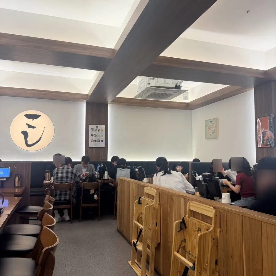 Spaciously arranged table seating at Kosi Isu Branch