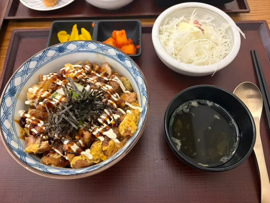 Rice bowl topped with karaage fried chicken