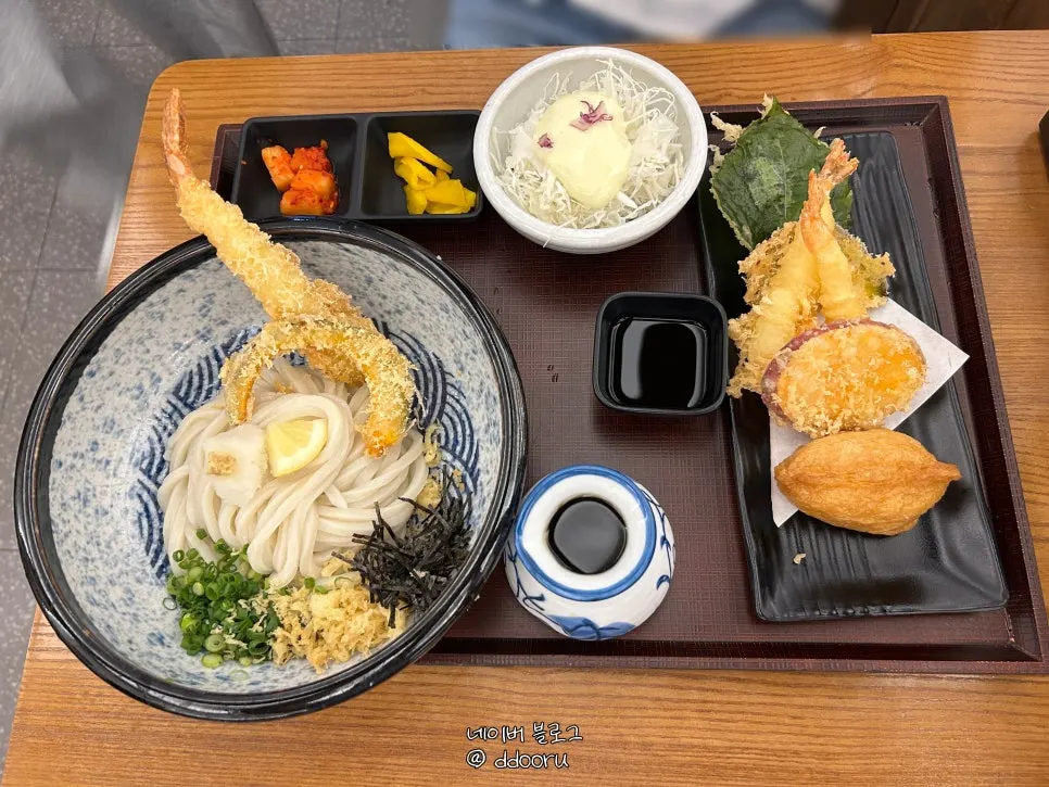 A bowl of handmade ten bukkake udon