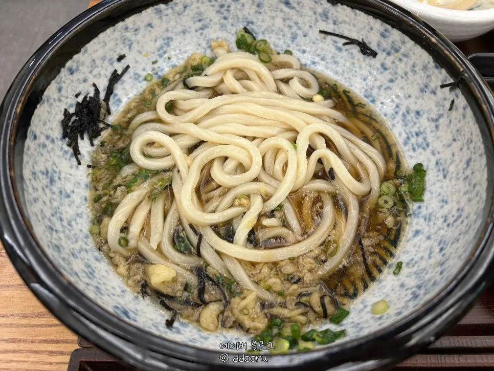 Not-too-salty tsuyu broth with udon