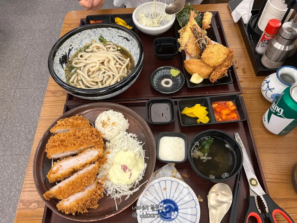 A nearly finished udon bowl and tonkatsu plate