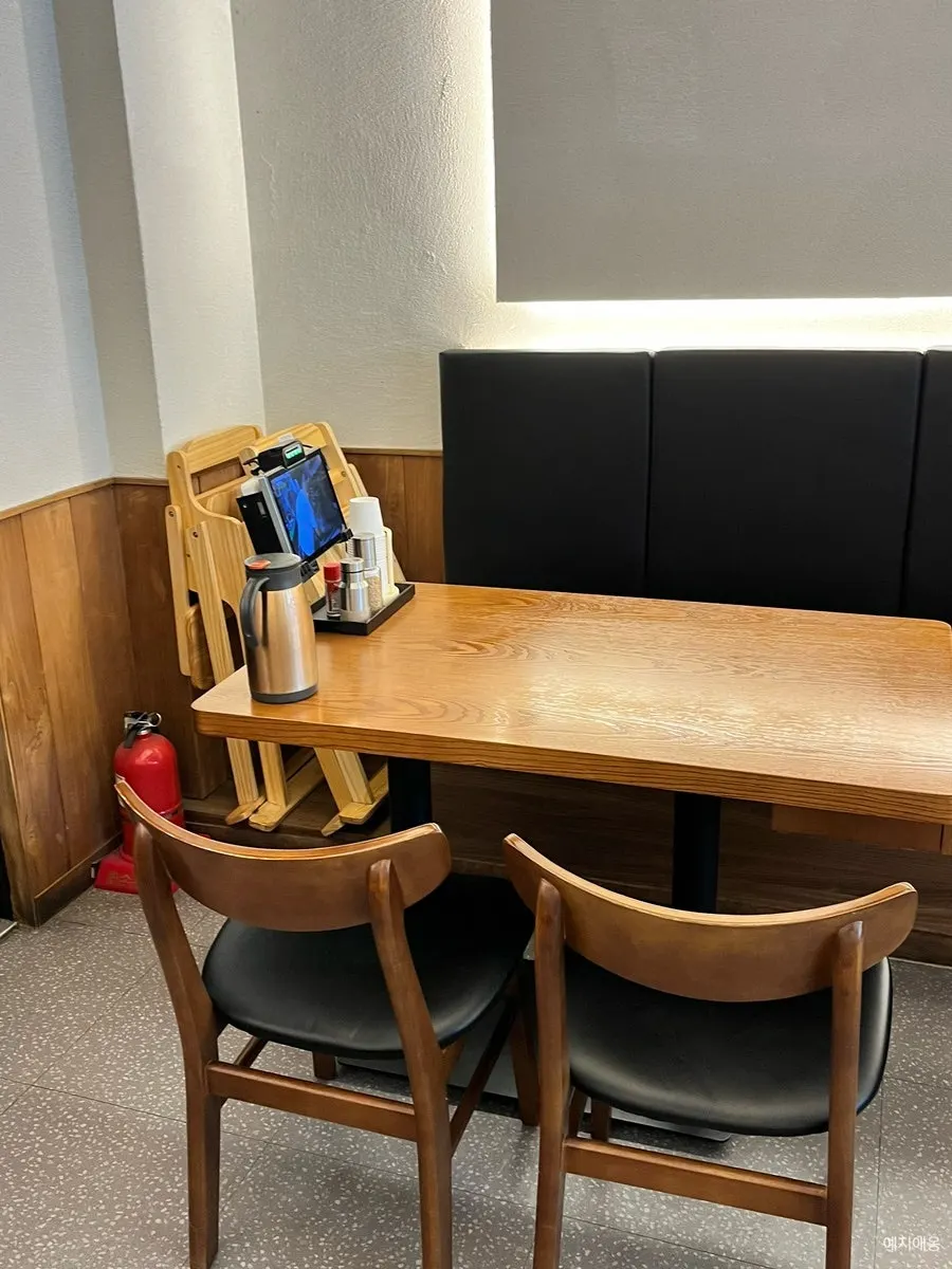 Window bar table seating at Kosi Konkuk University Branch