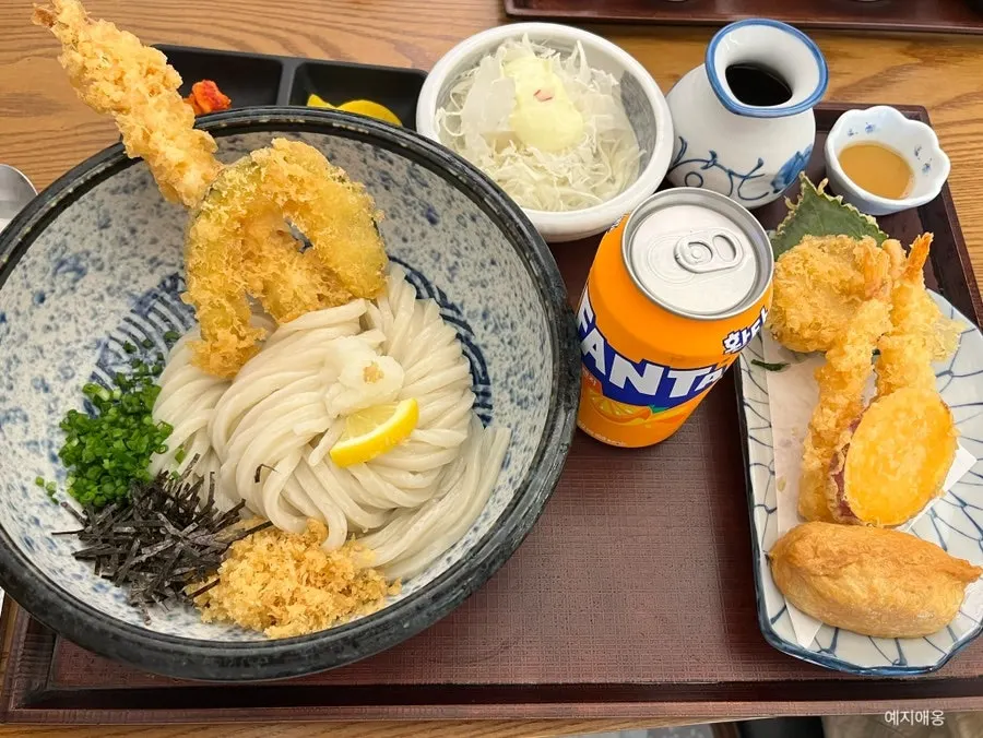 Gamaten bukkake udon set with salad and tempura