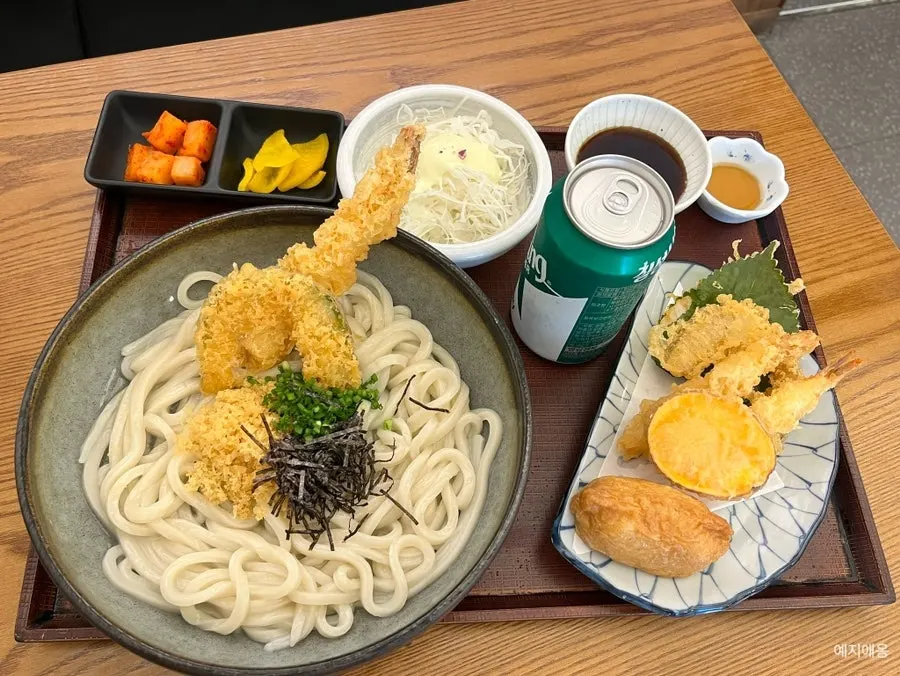 Tenbukkake udon set served with tempura
