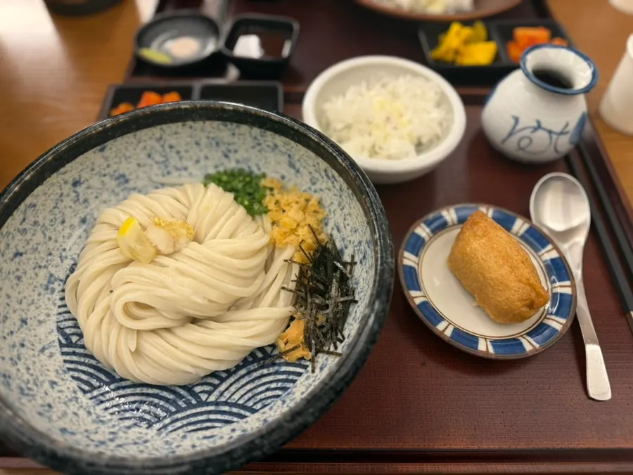 Thick-noodled self-made noodle bukkake udon with fried tofu sushi