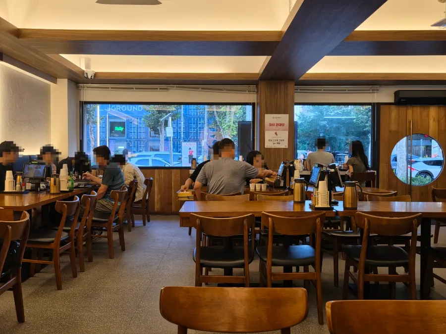 Spacious seating inside Kosi Konkuk University Branch
