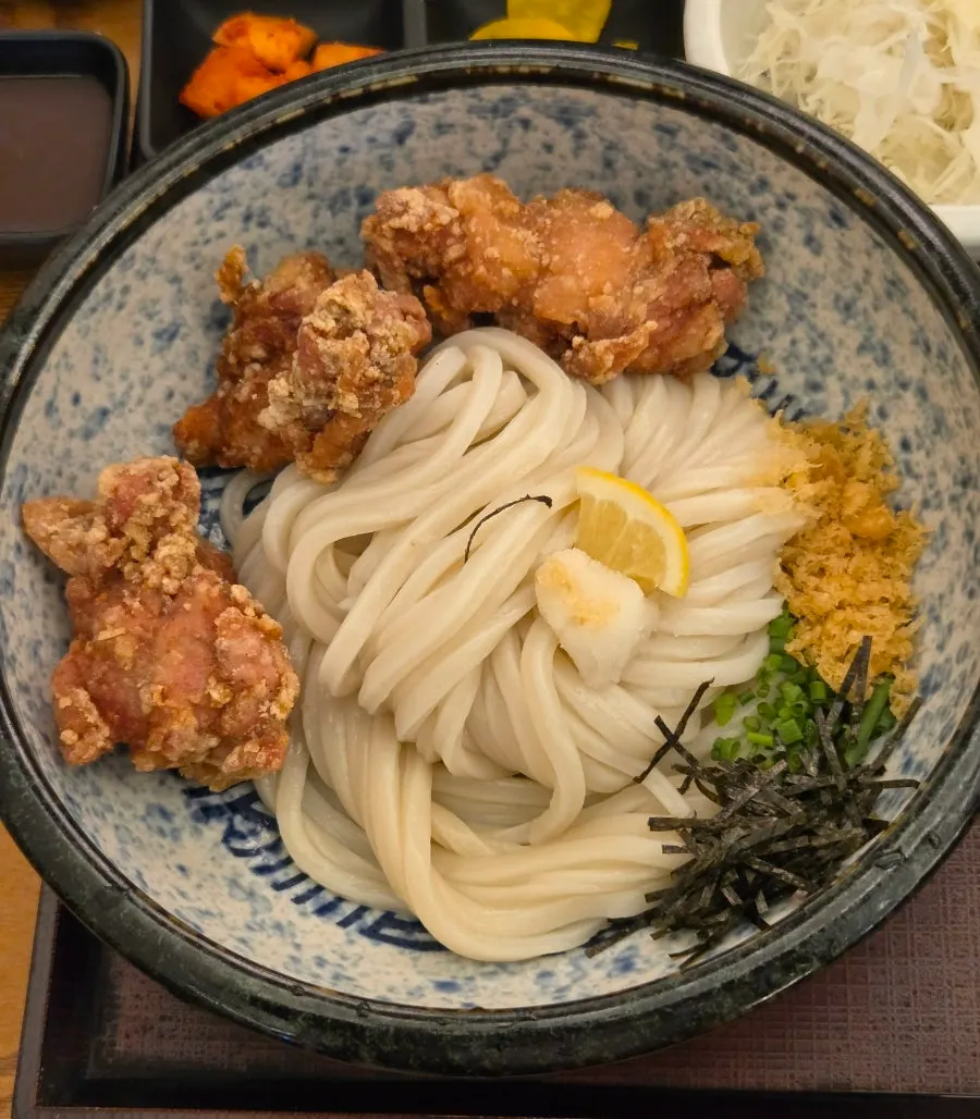 Toritenbukkake udon topped with fried chicken