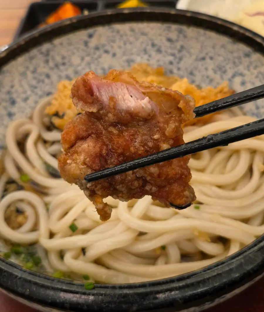 Three pieces of fried chicken on the toriten udon