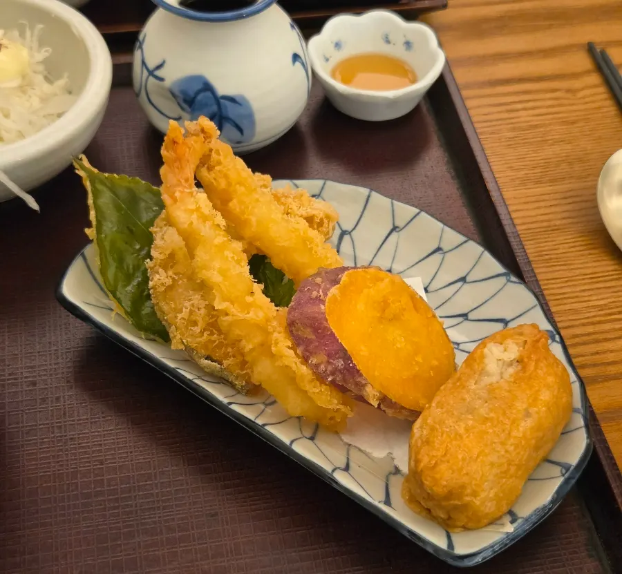Assorted tempura served with the set