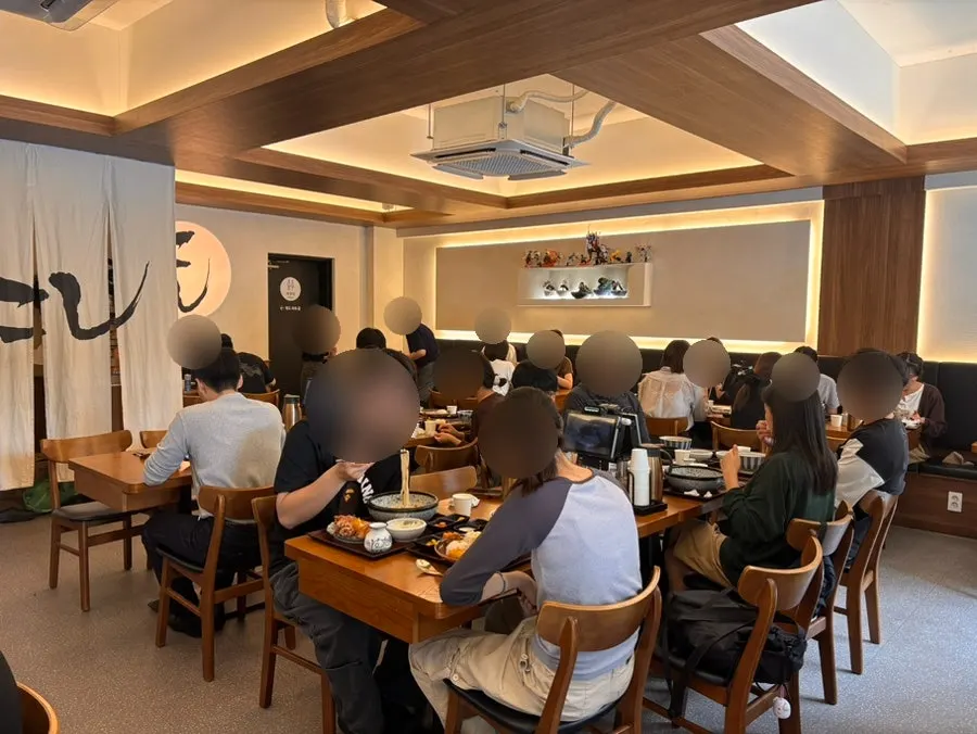 우드 톤 인테리어의 코시 건대점 내부