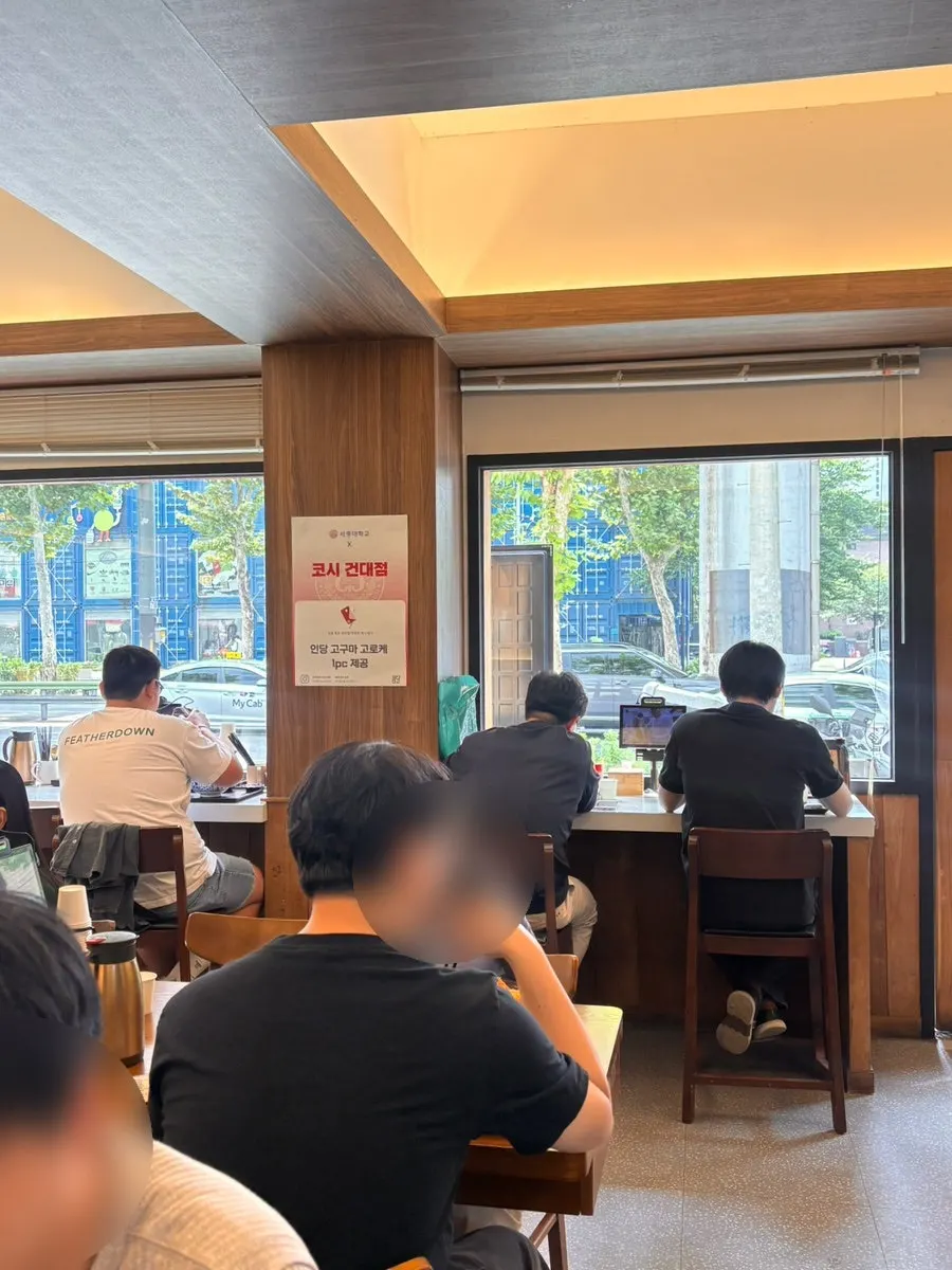 점심시간 손님이 있는 매장 풍경