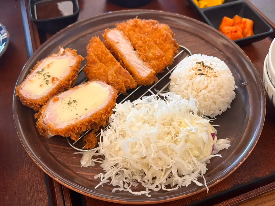 바삭한 반반카츠 접시