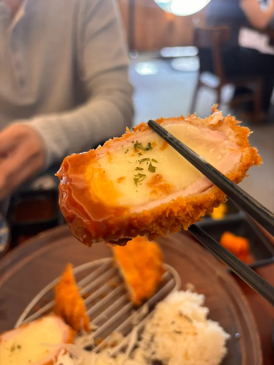 치즈카츠 한 조각