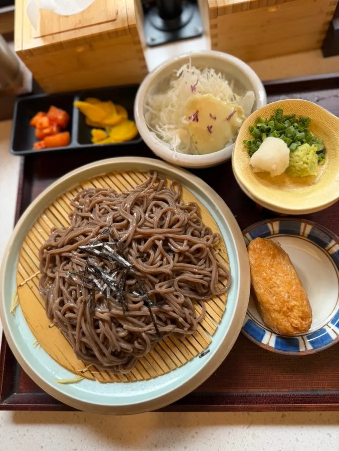메밀소바에 함께 나온 유부초밥과 쯔유, 간무