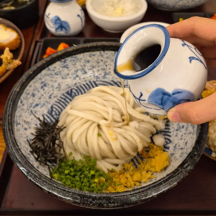 쯔유를 넣고 비빈 냉우동 면발