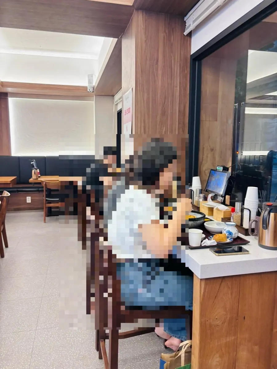 태블릿 주문기가 놓인 코시 건대점 테이블