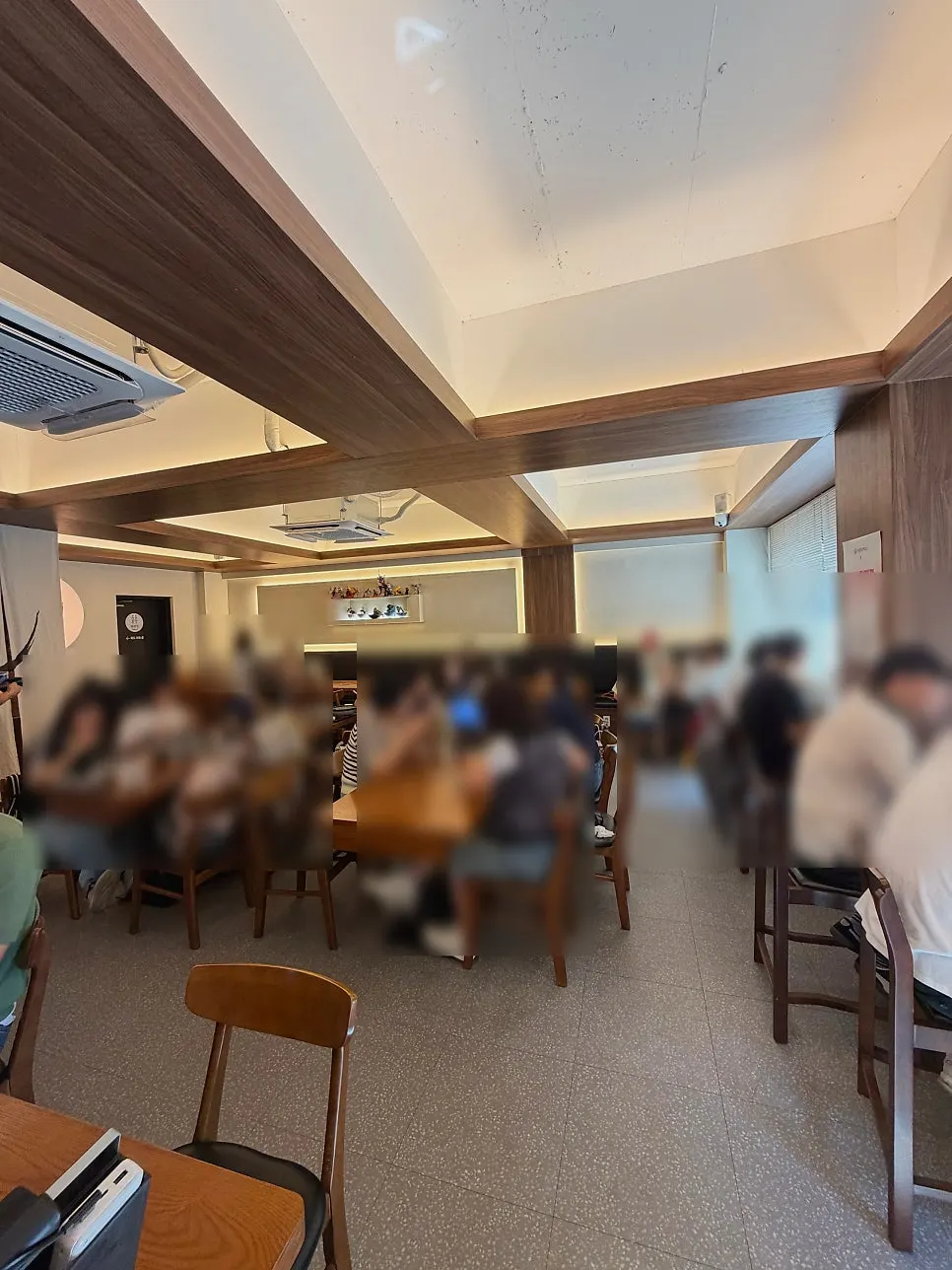 테이블 안쪽으로 주방이 보이는 홀