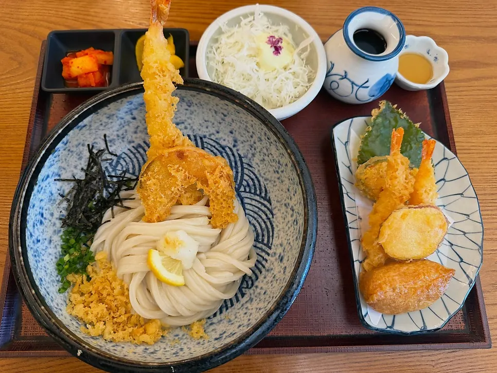 덴뿌라정식을 추가한 토리텐붓카케우동 한 상