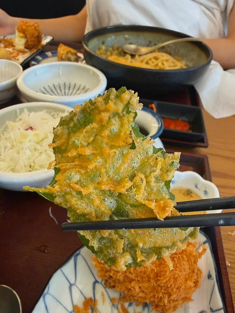 넓게 튀겨 나온 깻잎튀김