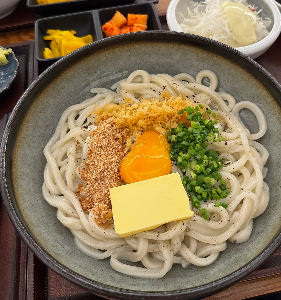생맥주와 가마버터우동이 놓인 테이블